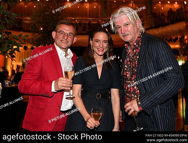 01 October 2021, Berlin: Actors Dominique Horwitz (l-r), Anne Ratte-Polle and director and actor Detlev Buck stand together during the party after the German...