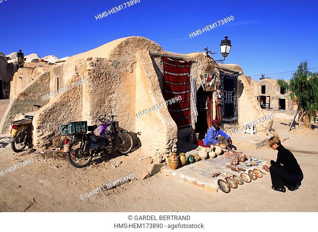 Tunisia, Southern Tunisia, Medenine, touristy market in the former gorfas granaries