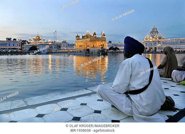 Sikhs in front of the Sikh sanctuary Harmandir Sahib or Golden Temple in the Amrit Sagar, lake of nectar, Amritsar, Punjab, North India, India, Asia