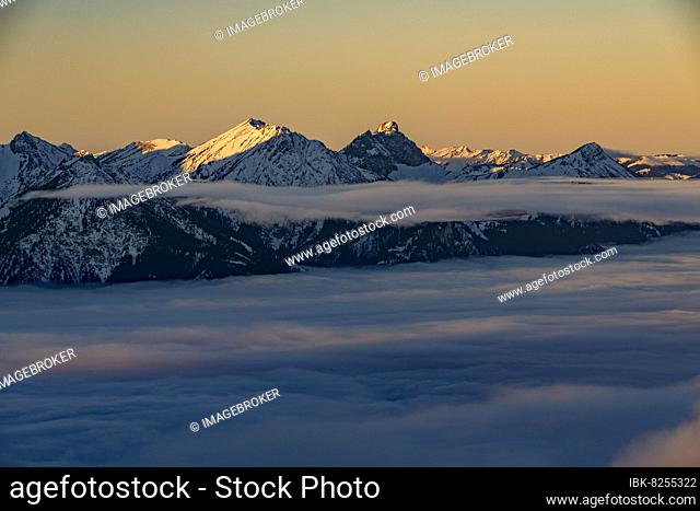 Winterliche Gipfel der Tannheimer Berge bei Sonnenaufgang mit Nebelmeer, Branderschrofen, Füssen, Ostallgäu, Schwaben, Bayern, Deutschland