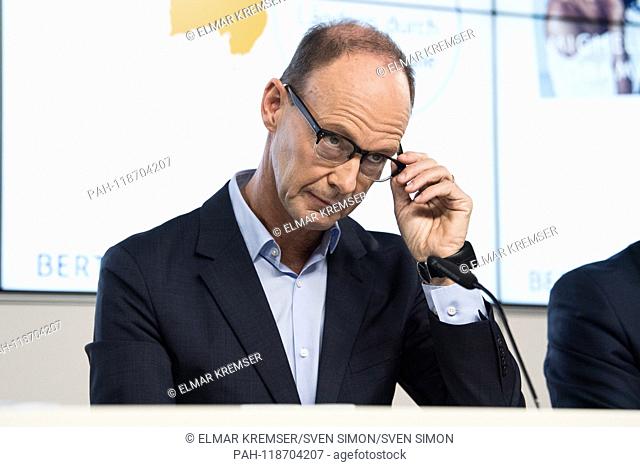 Dr. Thomas RABE (Chief Executive Officer, CEO) takes off his glasses, gesture, gesture, portraiture, media company Bertelsmann SE & Co