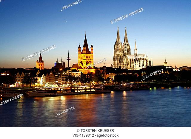 Koeln : Koelner Altstadtpanorama am Rheinufer mit Rathaus, Kirche Gross Sankt Martin und Dom