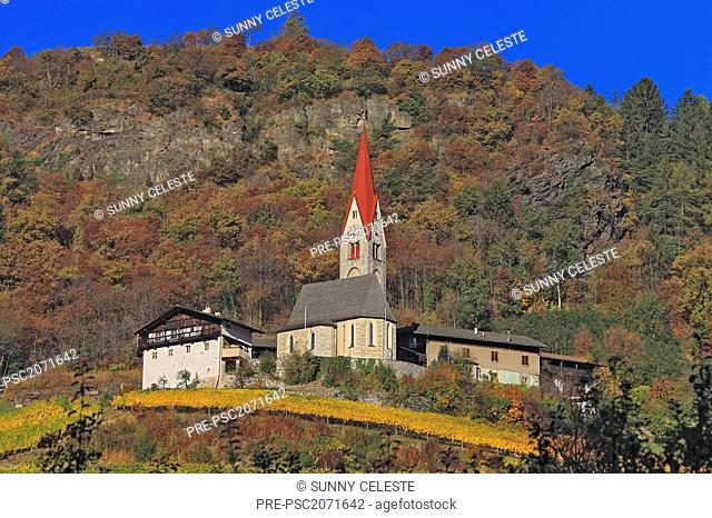 Church and farm near Tschoetsch, Scezze, Eissacktal, South Tyrol, Italy, Europe