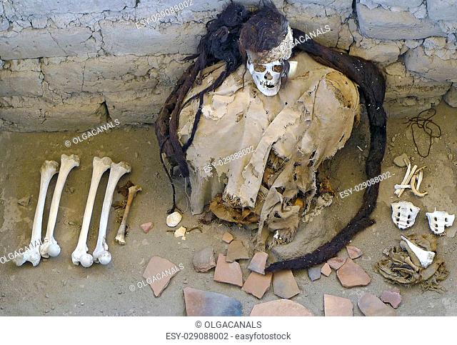 Mummy and bones at Chauchilla Cemetery - Nazca Peru