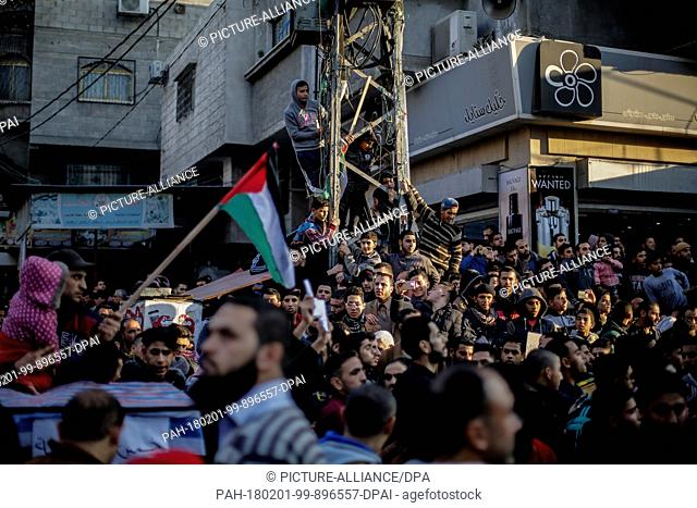 dpatop - Supporters of the Popular Front for the Liberation of Palestine (PFLP) protest in support of reconciliation efforts between national political party...