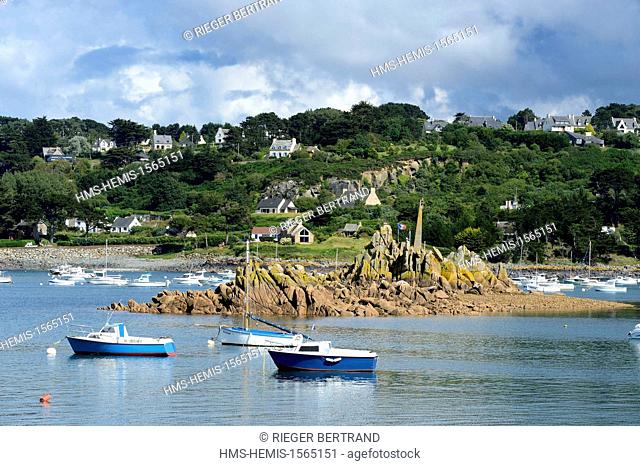 France, Finistere, Plougasnou, port of Dibent and the Roc'h an Trez Braz island