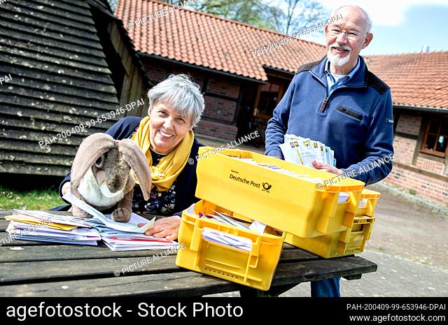 09 April 2020, Lower Saxony, Ostereistedt: Doris Kroeger (l) and Hans-Hermann Dunker, both team leaders of the Easter Post Office