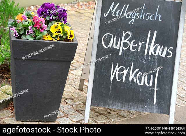 07 May 2020, Mecklenburg-Western Pomerania, Koserow: A signboard with the inscription ""Mittagstisch außer Haus verkauf"" (Lunch out of home for sale) is...