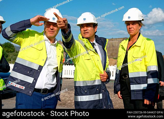 PRODUCTION - 26 July 2023, North Rhine-Westphalia, Oberhausen: Robert Habeck (l-r), Federal Minister for Economic Affairs and Climate Protection (Greens) Gilles...