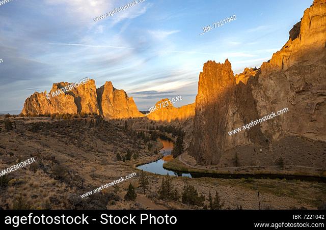 Red rock walls at sunrise, course of the Crooked River, canyon with rock formations, The Red Wall, Smith Rock State Park, Oregon, USA, North America
