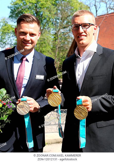 Rennrodler Toni Eggert und Bobsportler Thorsten Margis mit ihren Olympia 2018 Medaillen beim Empfang der Teilnehmer an den Olympischen Winterspielen und...