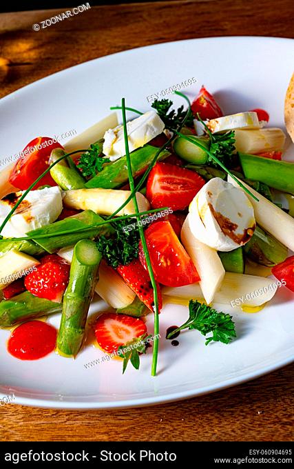 Asparagus salad with strawberries, tomatoes and goat cheese