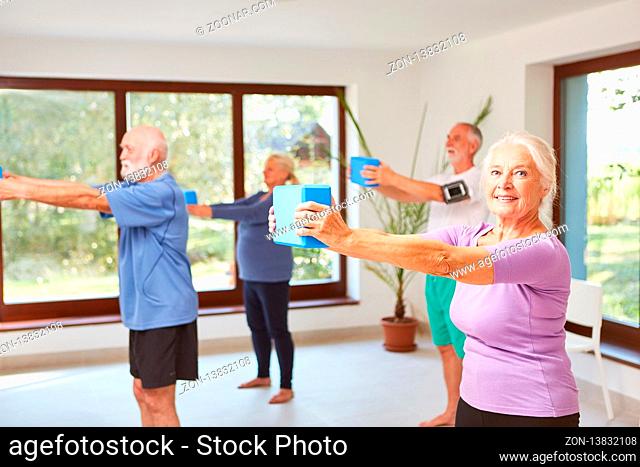 Gruppe Senioren trainiert bei Fitness Kurs als Rückentraining