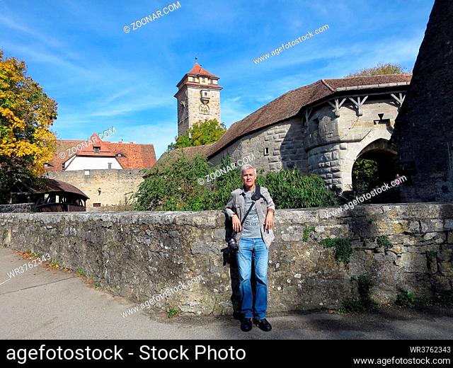 Tourist vor Spitaltor und Spitalbastei, Rothenburg ob der Tauber, Bayern, Deutschland