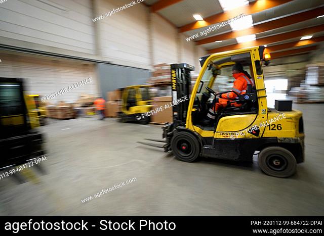 12 January 2022, Hamburg: Forklifts drive through a warehouse on the premises of Saco Shipping GmbH, PCH Packing Center Hamburg