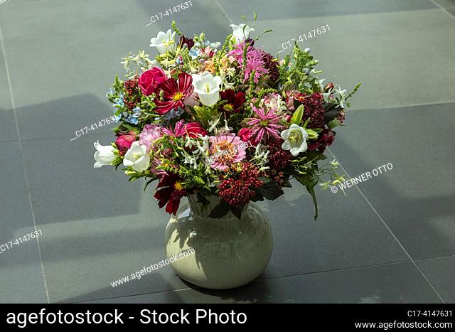 Oberhausen, Sterkrade, nature, plants, flowers, bunch of flowers, birthday bouquet, bellflowers, Campanula, roses