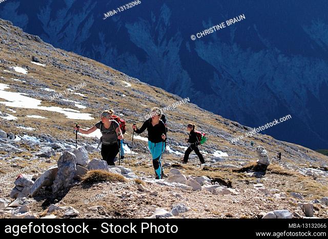 Hike to the Pleisenspitze (2569m), young women, mountain tour, mountain hiking, outdoor