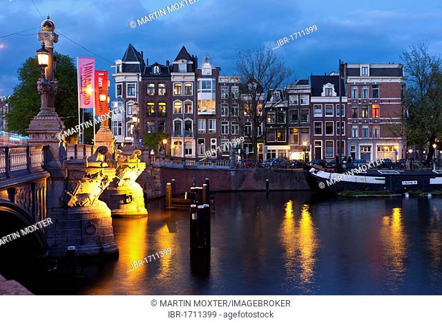 Blauwbrug, blue bridge, at Nieuwe Herengracht, old canals and trading houses at back, Amsterdam, Holland, Netherlands, Europe