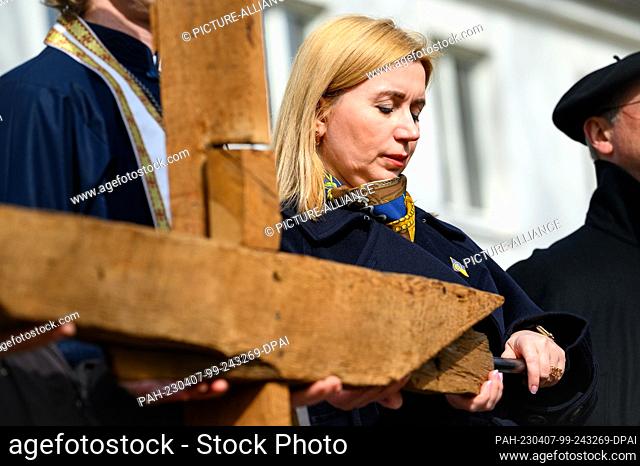 07 April 2023, Schleswig-Holstein, Lübeck: Iryna Tybinka, Ukrainian Consul General in Hamburg, holds the wooden cross at a station of the Way of the Cross
