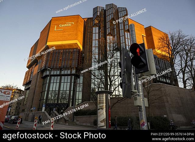 PRODUCTION - 19 December 2023, Bavaria, Munich: A traffic light in front of the Gasteig building in the Haidhausen district is red