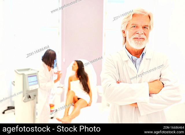 Selbstbewusster Arzt als Chefarzt in einem Krankenhaus oder einer Schönheitsklinik