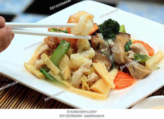 Stir fried yellow noodle with in a creamy gravy sauce (Koy Se Mie)