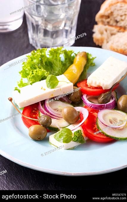 frischer griechischer Salat mit Oliven
