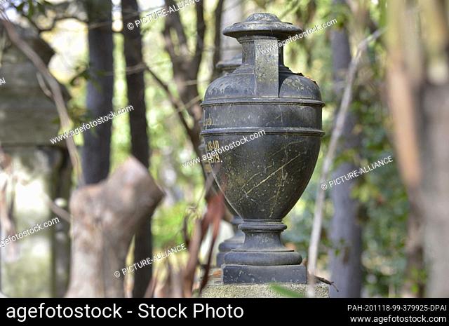 15 November 2020, Saxony, Leipzig: An urn stands on a grave site in Leipzig's southern cemetery. Photo: Volkmar Heinz/dpa-Zentralbild/ZB
