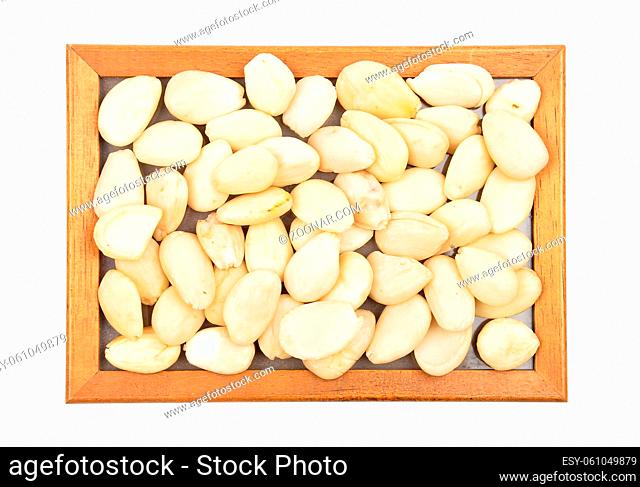 Blanchierte Mandeln - Blanched almonds at plate