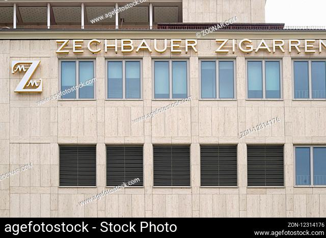 München, Deutschland - Juni 30, 2018: Das Logo des Zigarrenhändlers Zechbauer an der Außenfassade des Zigarrenfachgeschäftes am 30