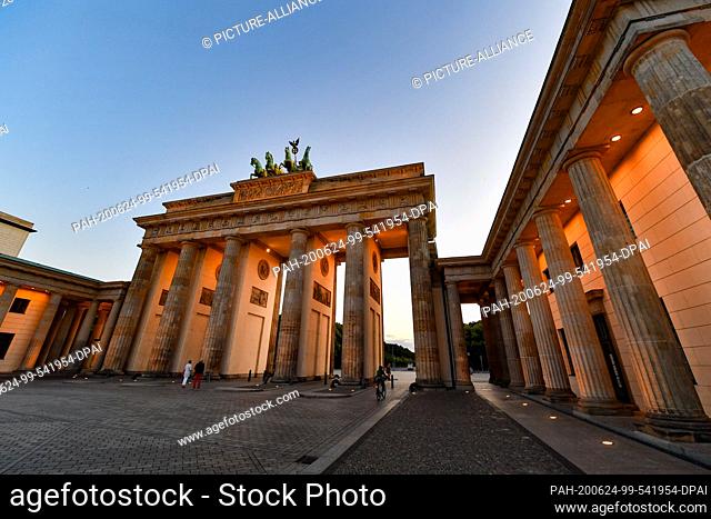 22 June 2020, Berlin: The Brandenburg Gate is illuminated at dusk in the evening. Photo: Jens Kalaene/dpa-Zentralbild/ZB. - Berlin/Berlin/Germany