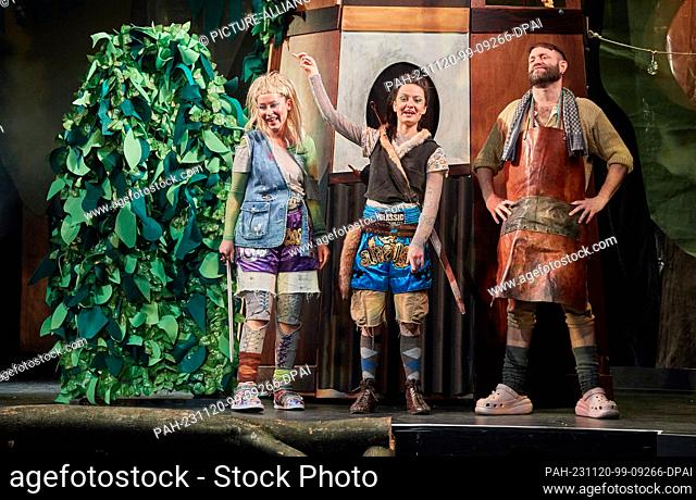 PRODUCTION - 17 November 2023, Hamburg: The actors Clarissa Karrasch (l-r) as Little Jane, Laila Richter as Robin Hood and Benjamin Leibbrand as Tuck stand on...