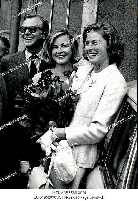 Sep. 5, 1962 - Munich, Germany - Actress INGRID BERGMAN with her husband LARS SCHMIDT and her daughter PIA LINDSTROM at the Munich Airport
