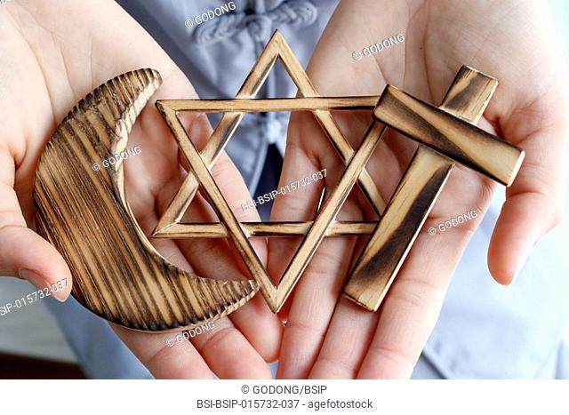 Symboles interreligieux. Christianity, Islam, Judaism 3 monotheistic religions. Jewish Star, Cross and Crescent : Interreligious symbols in hands