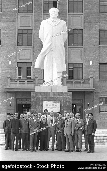 A delegation around the Krupp manager Berthold BEITZ poses for a group photo in front of a Mao statue, May 30, 1973 | usage worldwide. - Beijing/China