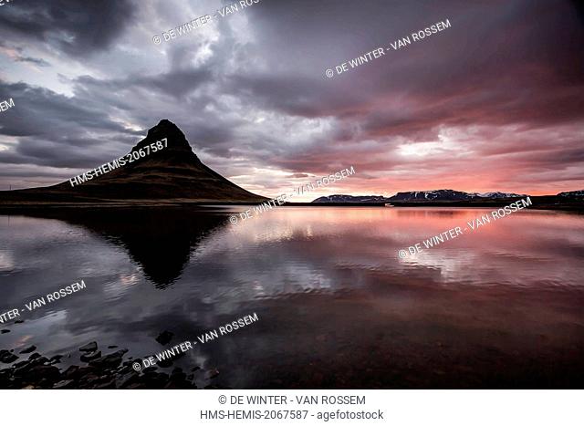 Iceland, Vesturland, Snaefellsnes Peninsula, Kirkjufell mountain reflected in the water of Grundarfjordur bay at sunrise