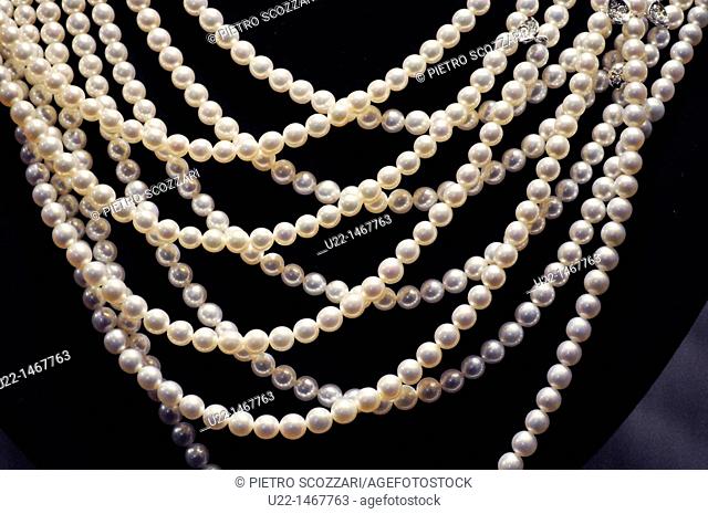 Shanghai (China): pearls sold in a jewelry of East Nanjing Road