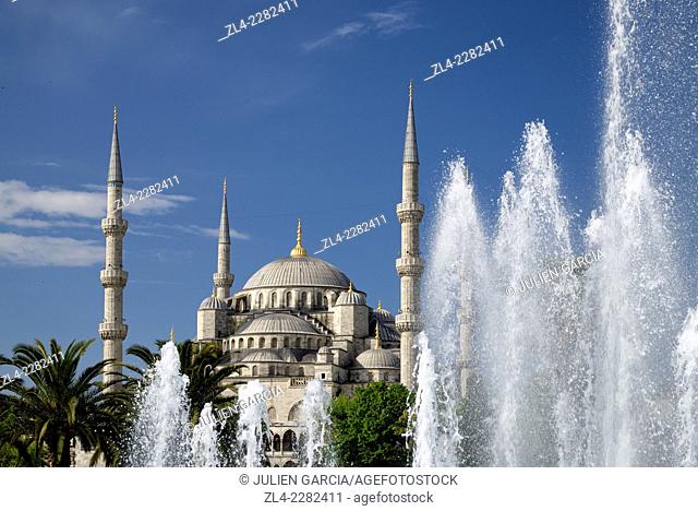 Blue Mosque (Sultanahmet Camii) and fountain. Turkey, Istanbul, Sultanahmet district