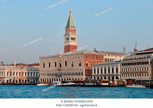 08.05.2019, Italien, Venedig: Der Markusturm und der Dogenpalast (Palazzo Ducale) von einem Schiff gesehen. | usage worldwide