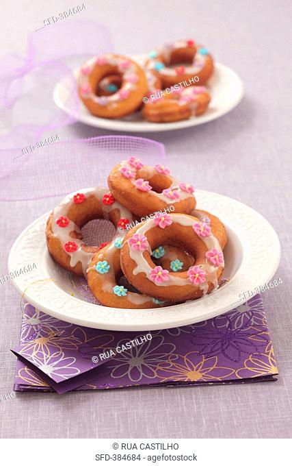 Doughnuts with icing sugar and sugar flowers