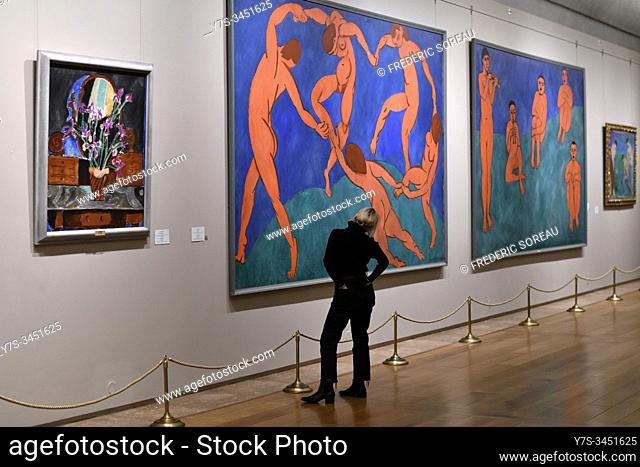 A visitor admire the dance by Henri Matisse, State Hermitage museum, St Petersburg Russia, Europe