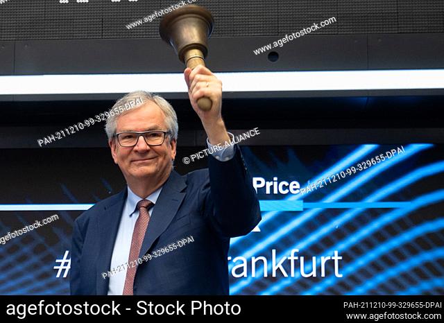 10 December 2021, Hessen, Frankfurt/Main: Martin Daum, Chairman of the Board of Management of Daimler Truck AG, rings the stock exchange bell during the IPO of...