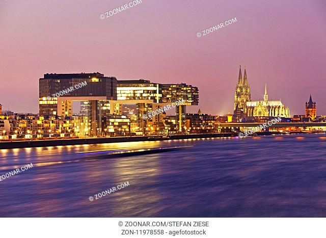 Die drei Kranhaeuser am Rhein mit dem Koelner Dom in der Daemmerung, Koeln, Rheinland, Nordrhein-Westfalen, Deutschland, Europa