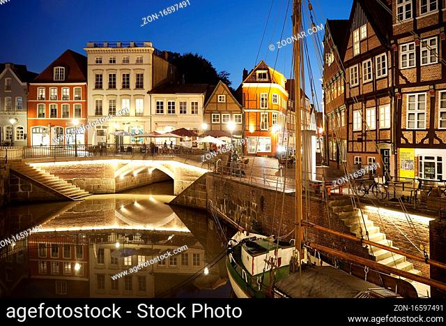 Hansehafen mit dem Segelschiff Willi am Abend, Altstadt, Stade, Niedersachsen, Deutschland, Europa