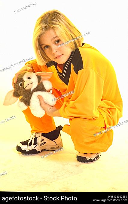 08.02.1998, the American pop singer Aaron Carter as a small boy at the age of 10 years backstage at the RSH Gold Dance Chart Party in the Ostseehalle in Kiel