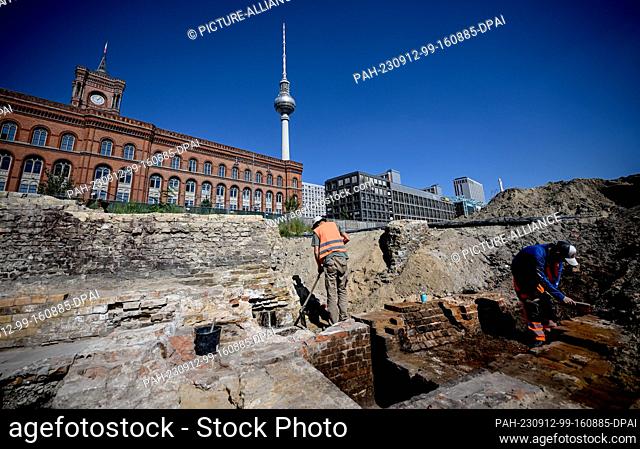 PRODUCTION - 04 September 2023, Berlin: Excavation work at the Molkenmarkt. Photo: Britta Pedersen/dpa. - Berlin/Berlin/Germany