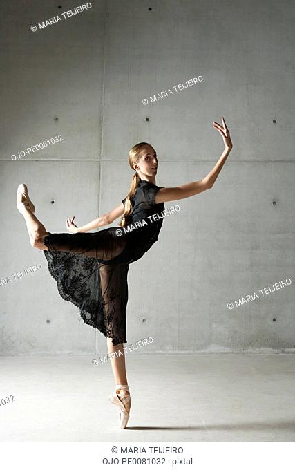 Ballet dancer posing on pointe