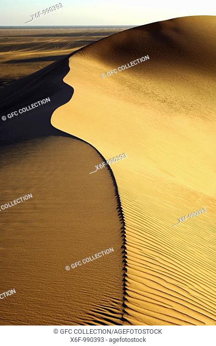 Sharp crest and sand structures in the sand dunes of Erg Muzurq, Sahara desert, Libya