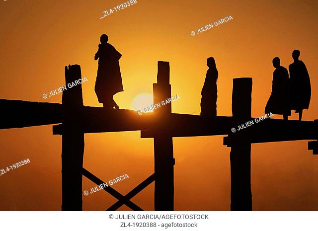 Silhouette of monks on U Bein bridge at sunset. Myanmar, Mandalay, Amarapura, U Bein. (/Julien Garcia)