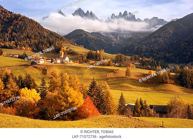 View over the Val di Funes valley in autumn with the church of St. Magdalena and the Geisler Group, Alps, Alto Adige, Dolomites, South Tyrol, Italy, Europe